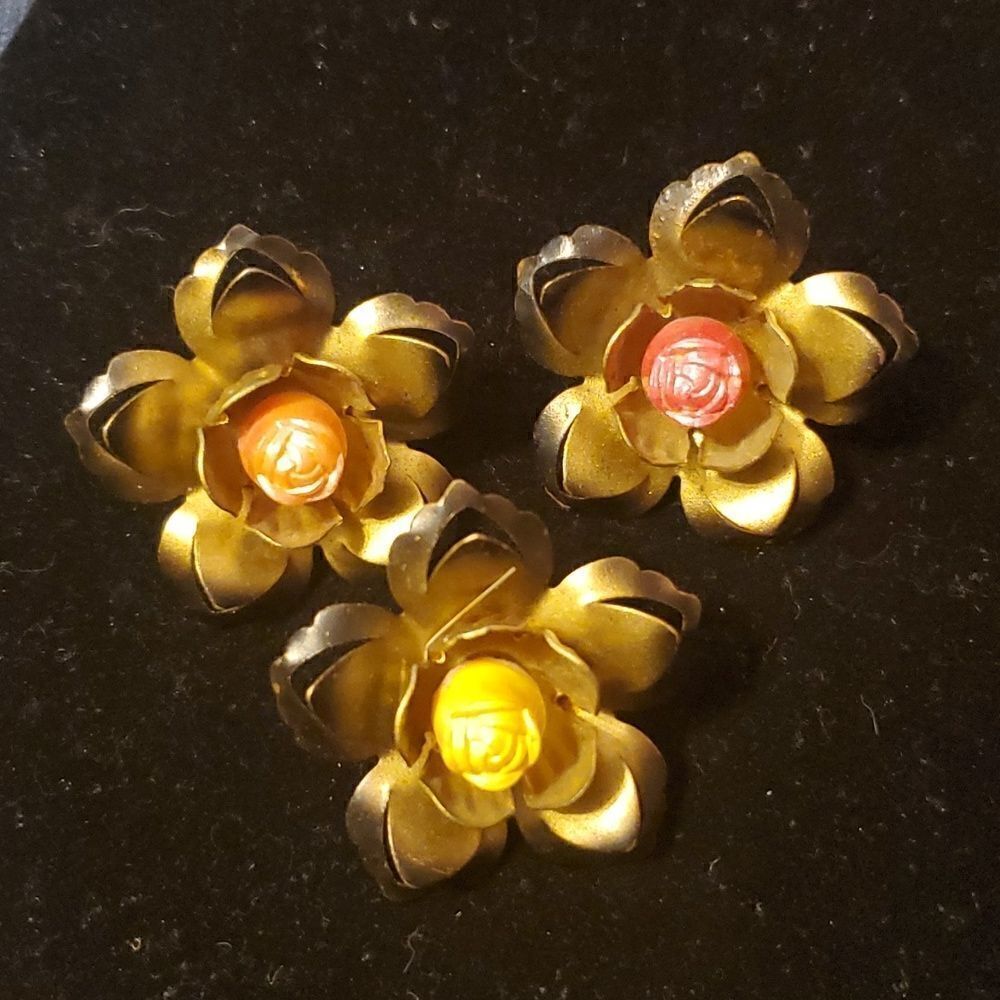 Beautiful vintage brass flower pin brooch‎